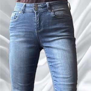 Wallflower Ultra Fit Blue Jeans size 7,  28x27